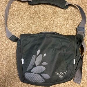 Osprey flapjill mini crossbody bag. Black/gray